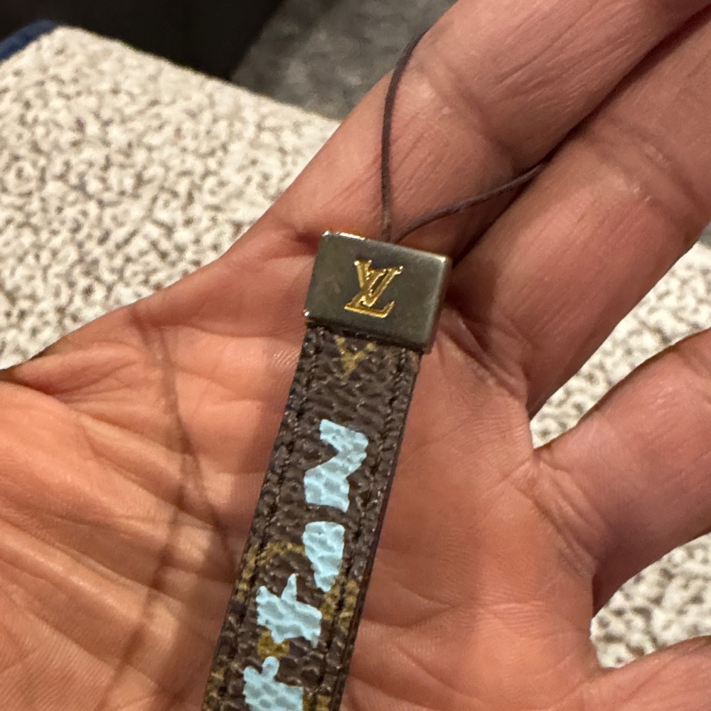 Louis Vuitton with artist  Stephen Sprouse. Brown and Gold Key Holder - Picture 5 of 6